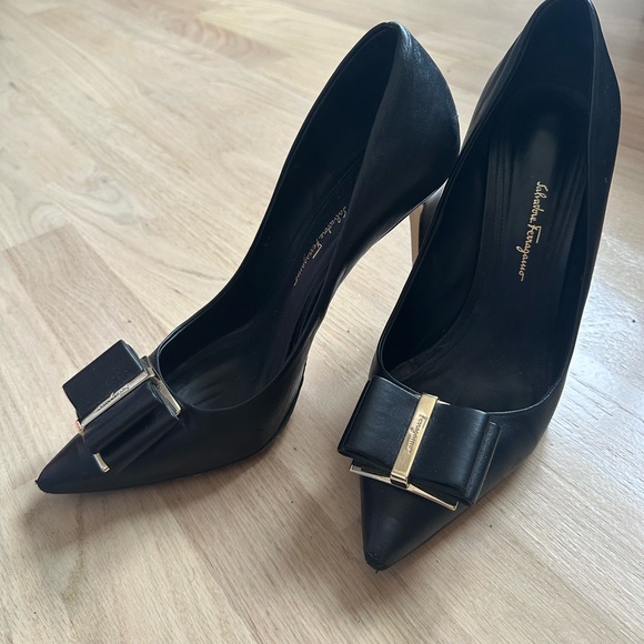 Pointed toe black bow heels